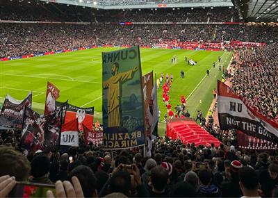 Thần quỷ đỏ! 😈Trước trận đấu với Manchester United, người hâm mộ đã giương cao lá cờ “Tượng Chúa Giêsu” phiên bản Cunha