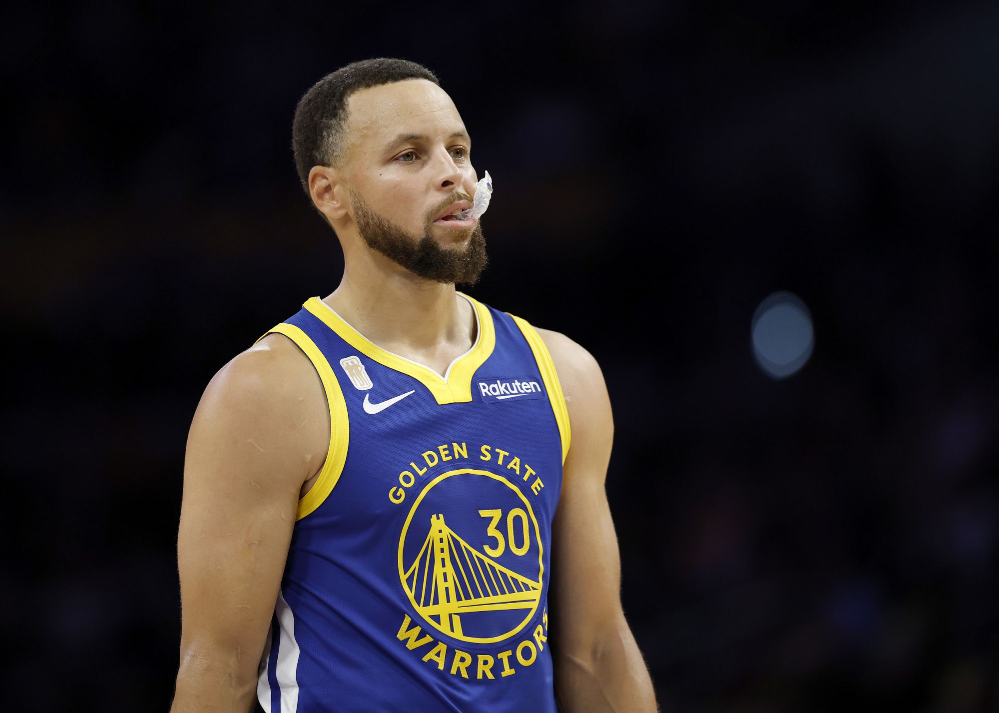 Vượt qua James! Curry ghi 45+ điểm lần thứ 7 sau tuổi 35, vươn lên đỉnh cao lịch sử